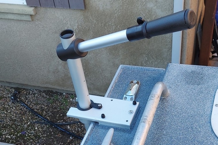 Sonar mount for forward facing sonar