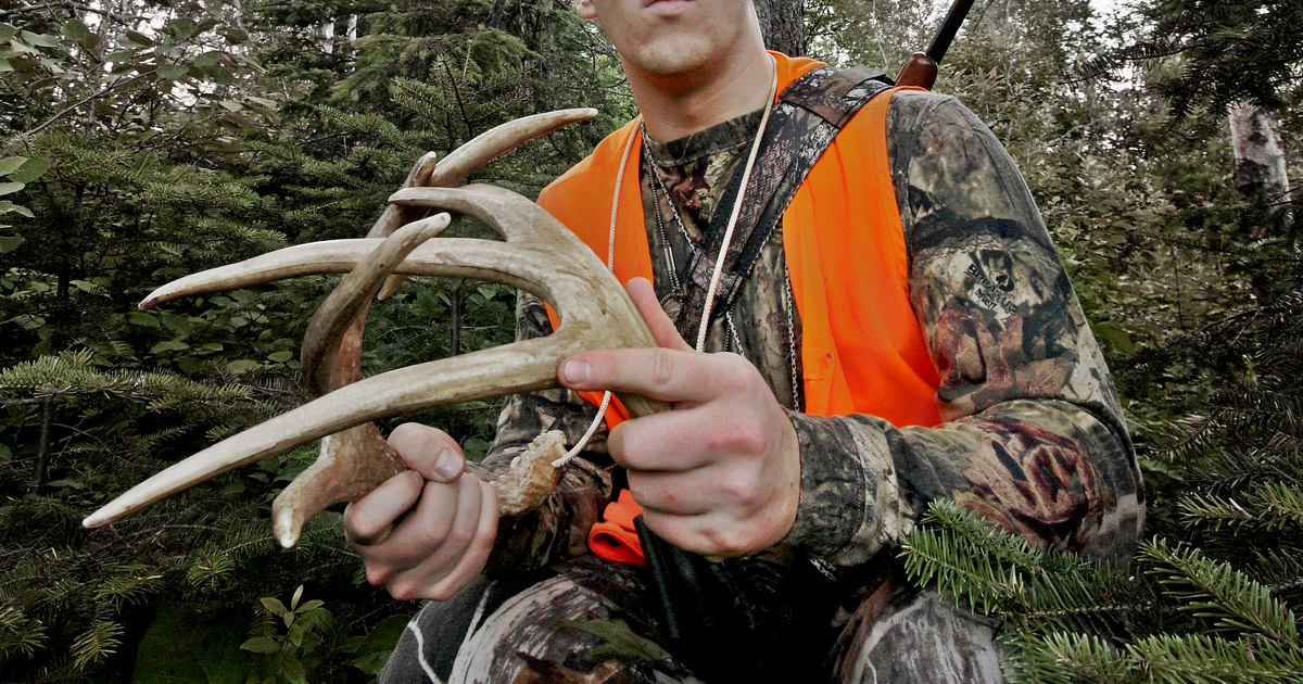 To grunt, rattle, or bleat